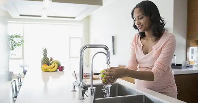 easy ways to clean the kitchen sink