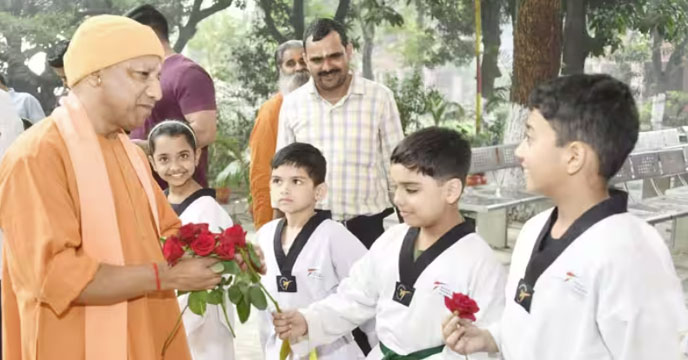 बाल दिवस पर बच्चों से मिले मुख्यमंत्री आदित्यनाथ 1 Yogi Adityanath childrens d