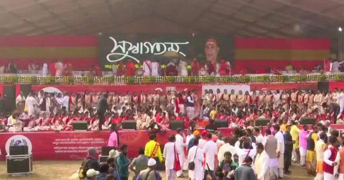 कोलकाता में एक लाख लोग ने किया सामूहिक गीता पाठ 1 Brigade Gita Path