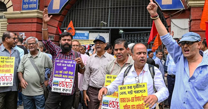 बंगाल के सरकारी कर्मचारियों ने डीए वृद्धि को लेकर किया प्रदर्शन 1 DA protestors