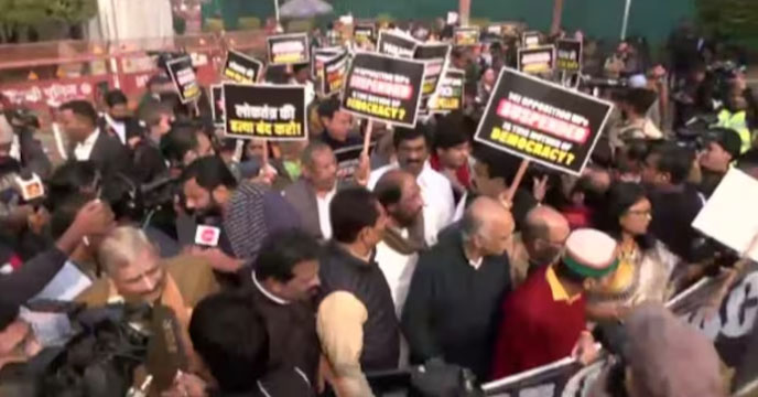 143 सांसदों के निलंबन को लेकर कांग्रेस का हल्लाबोल 1 Opposition march delhi