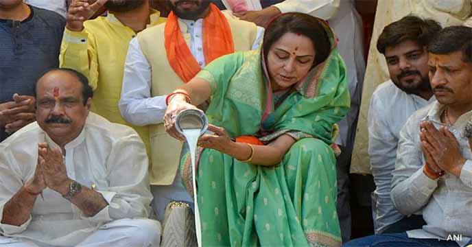 Hema Malini on the bunk of Yamuna