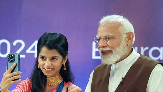 PM Modi with Maithili thakur