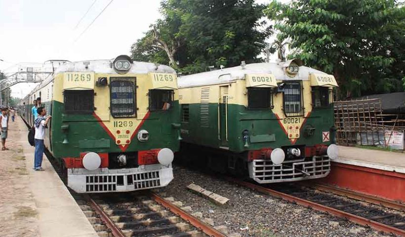 1635709385 1604328387 beng local train